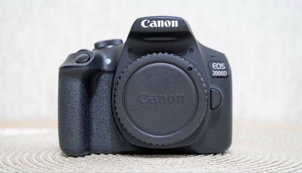 6600 кадъра + подарък чанта DSLR фотоапарат CANON EOS 2000D