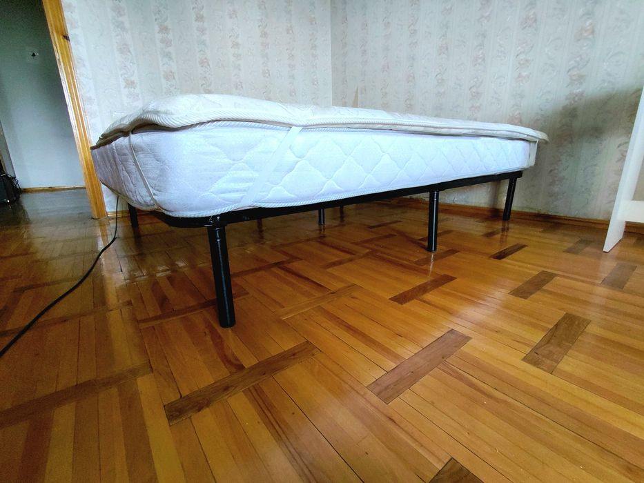 Матрас 180×200, + наматрасник и каркас.