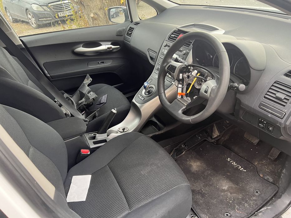 Toyota Auris 1.8 Hybrid Facelift НА ЧАСТИ