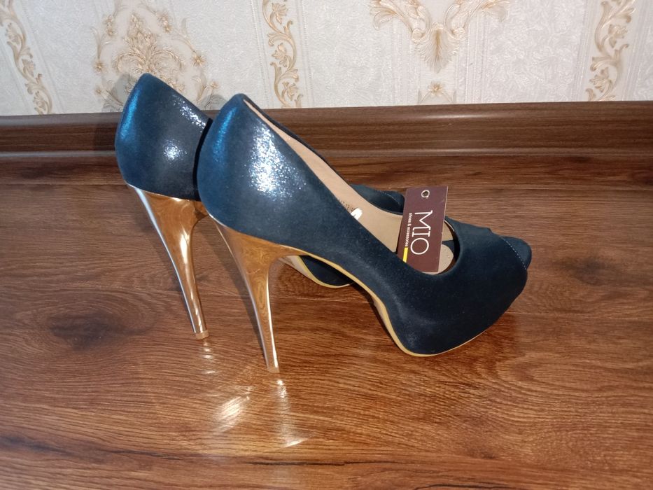 Женские туфли сотилади.