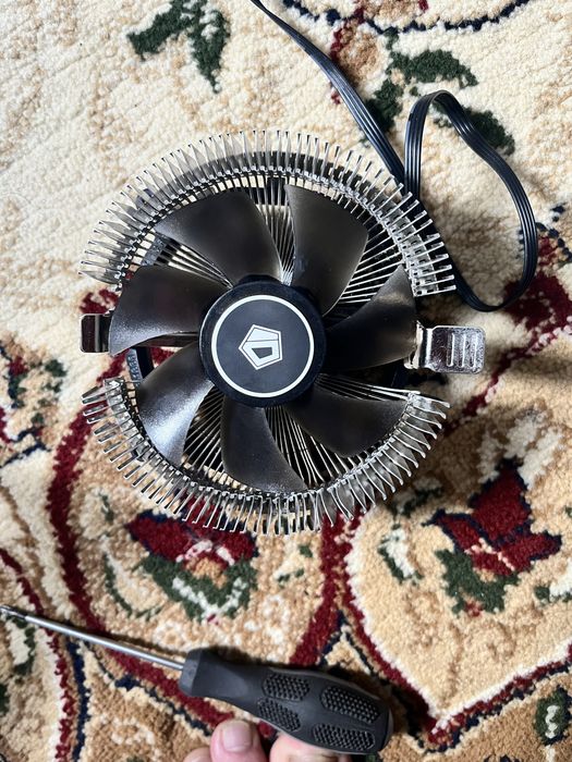 Продам рабочий обычный стоковый кулер Intel