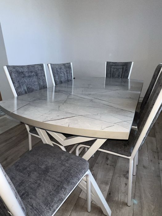ПРОДАМ Кухонный стол и стулья в Комплекте