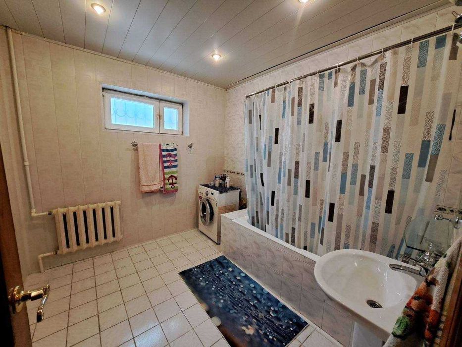 Ойбекда 4 хонали, 3-каватда квартира сотилади, 150 м2