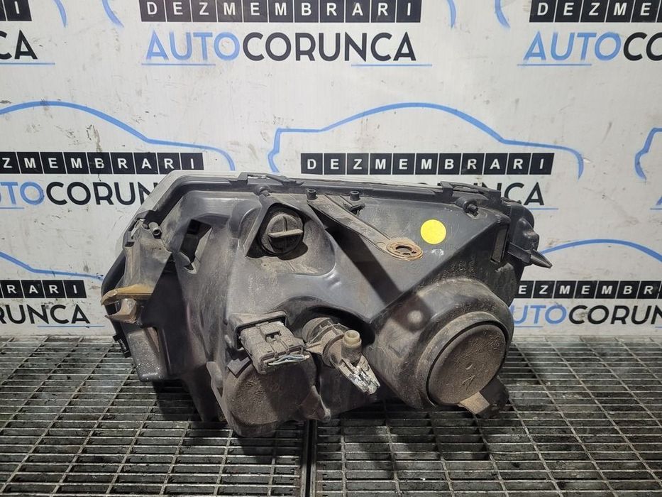 Far Dreapta Dacia Duster 2010 - 2013 SUV 4 Usi (1205) Fara xenon