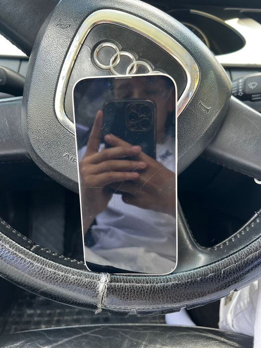Vând iPhone 13, culoare alb, 128GB, folosit personal.