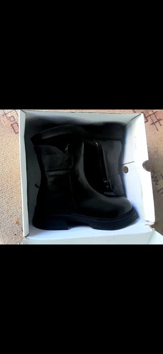 Продам новые женские ботинки