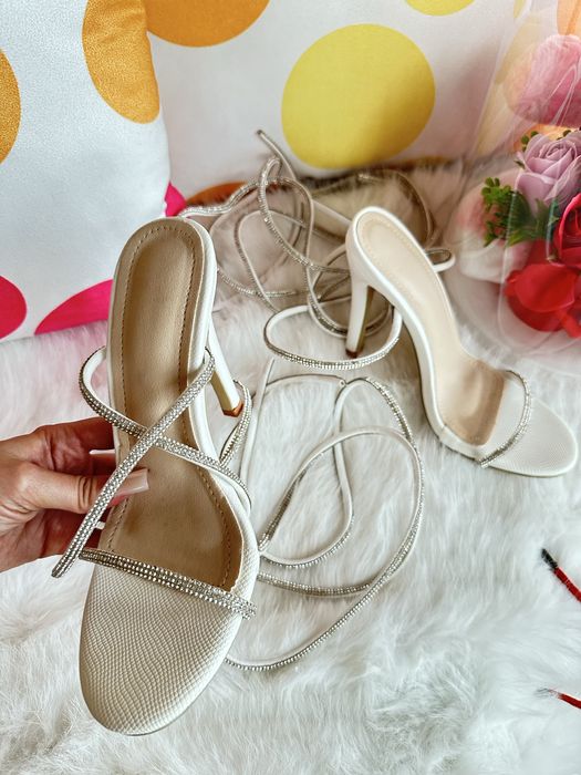 Бели сандали на ток с блестящи връзки