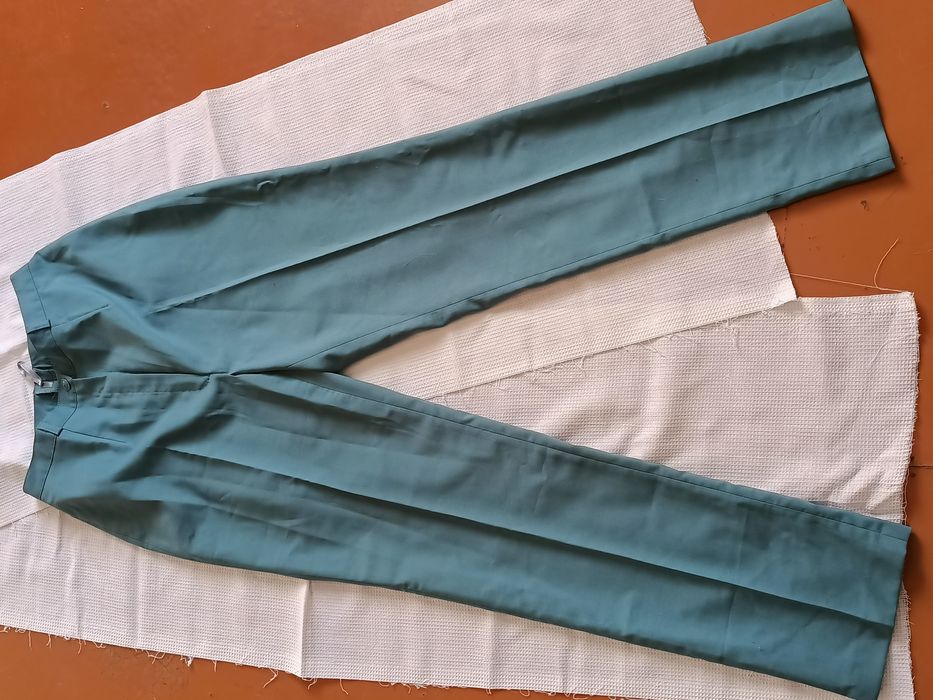 Продам платье и костюмы.