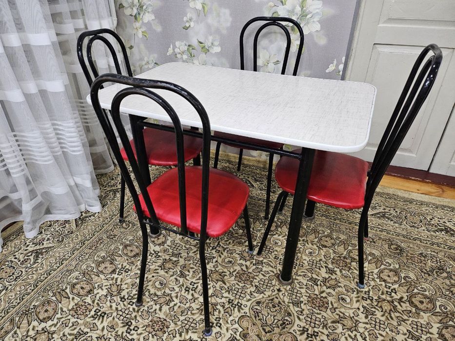 Продается стол со стульями!
