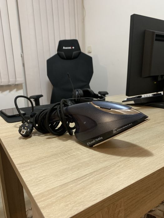 Ръчен уред за пара и ютия Russell Hobbs