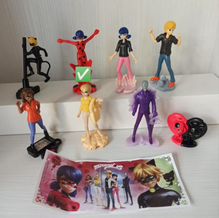 Фигурки Kinder в капсулах с вкладышами