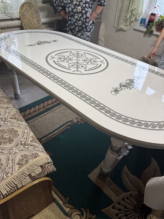 Продам Стол в идельном состоянии.