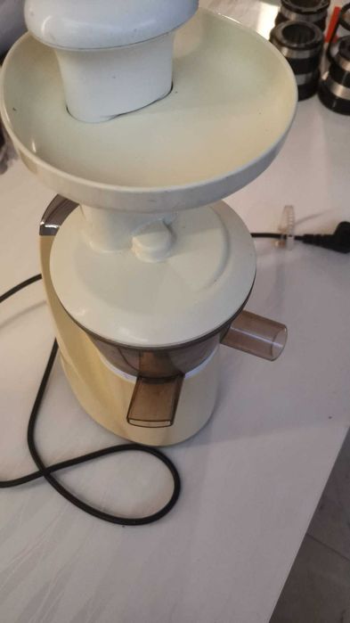 Hurom slow juicer