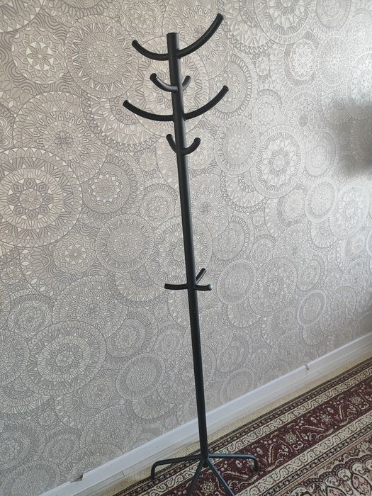 Вешалка в хорошем состоянии.