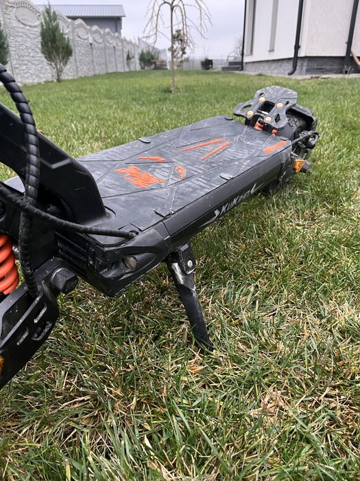 Vand trotineta kukirin g2 master.Are 2 zgarieturi,merge perfect!