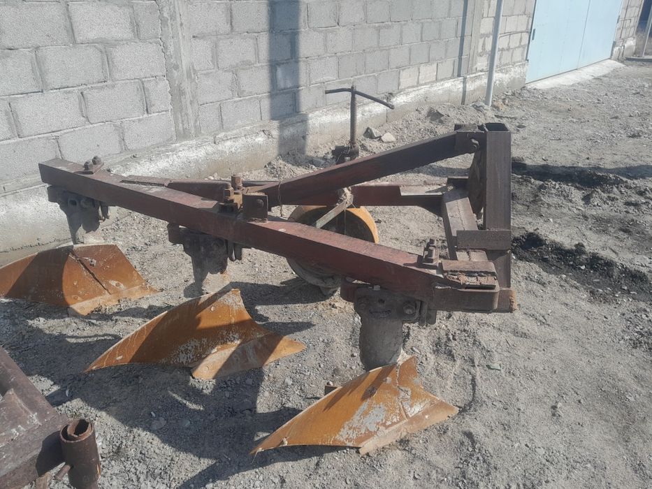 Продааам плуууг.