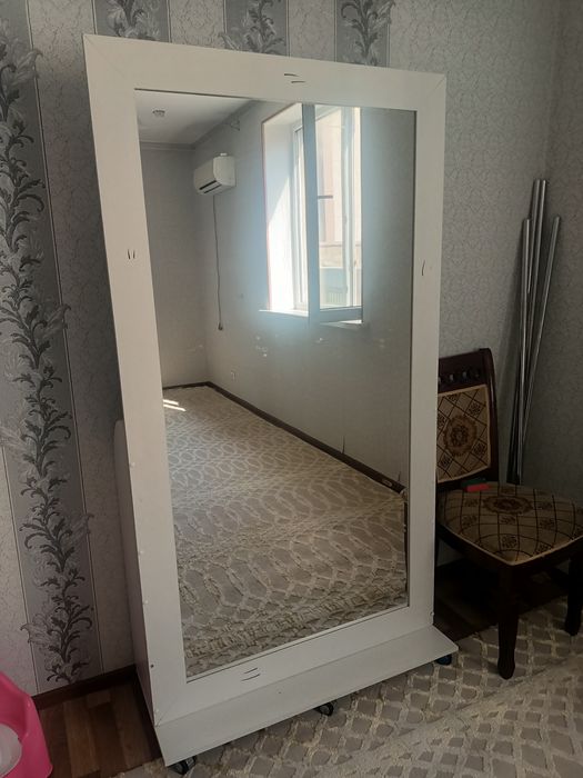 Мебель, кассовый стол и зеркало