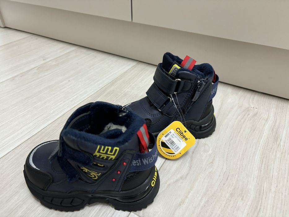 Продам детскую обувь новая