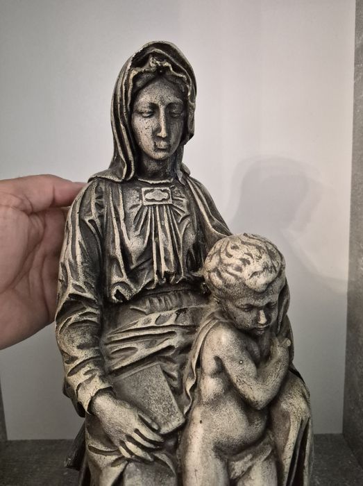 Statuetă Michelangelo Buonarrati Madonna Fecioara Maria cu Pruncul Iisus Sedes Sapientiae din rășină, anii 1950.