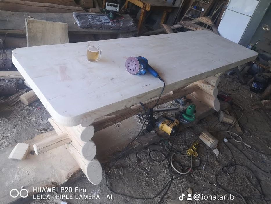 Foișor rustic , masă lemn masiv , cușcă câine.