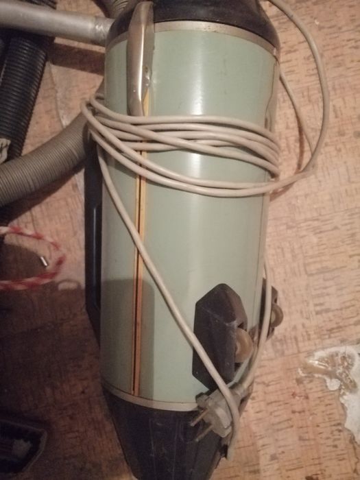 Ретро антикварна прахосмукачка Ракета