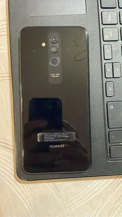 Продавам Huawei Mate 20 lite