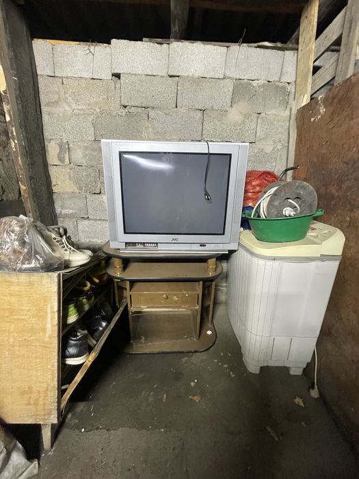 Телевизор с подставкой