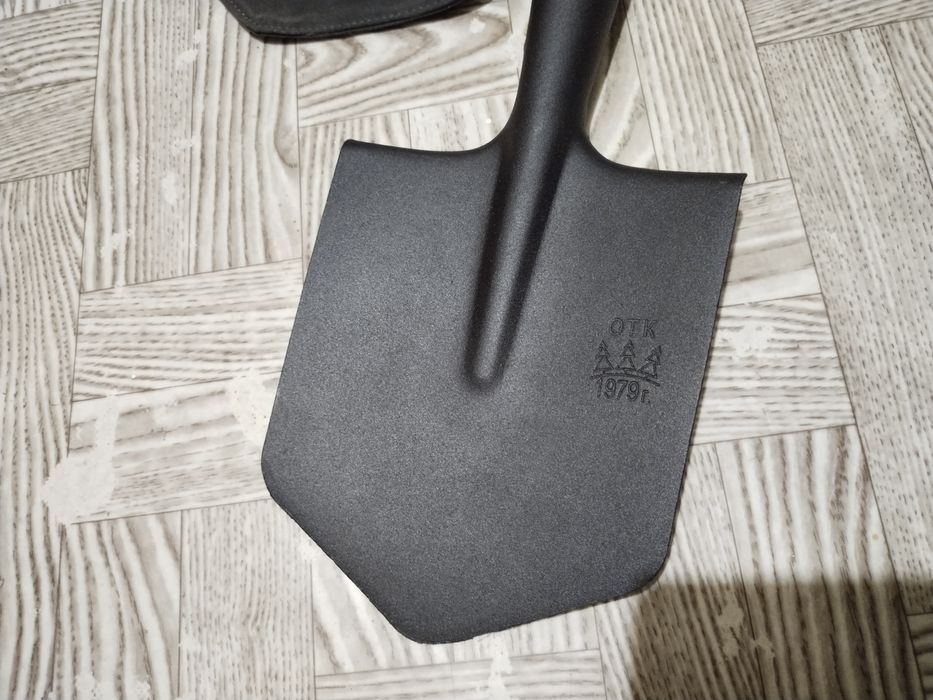 Сапёрная лопата в чехле.