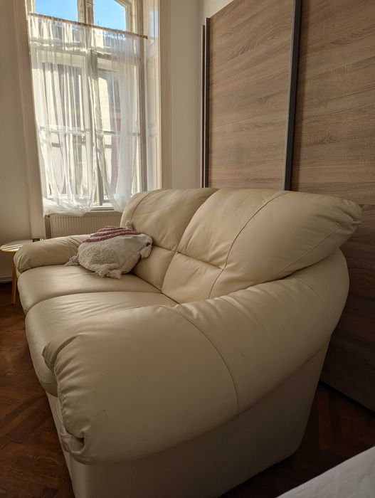 Canapea din piele albă