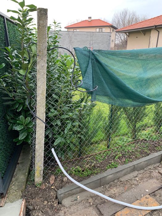 Оградна мрежа с бетонни колове