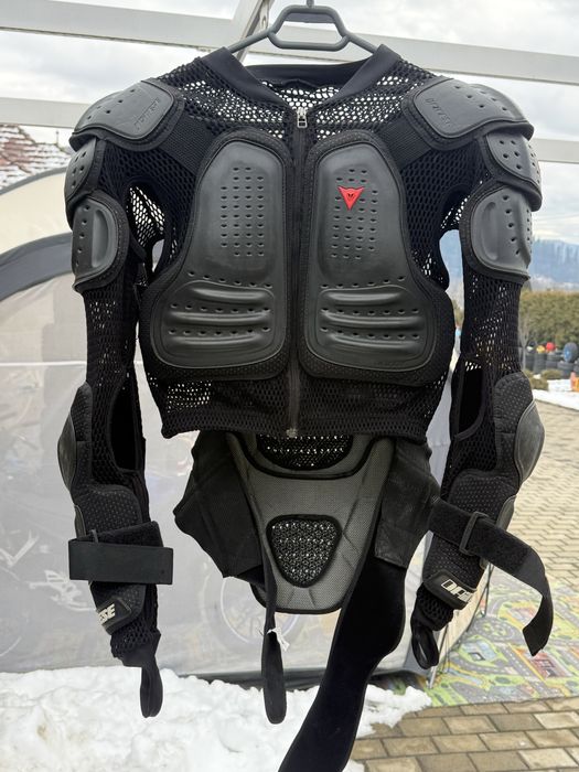 Vând protecție moto completă DAINESE – stare foarte bun