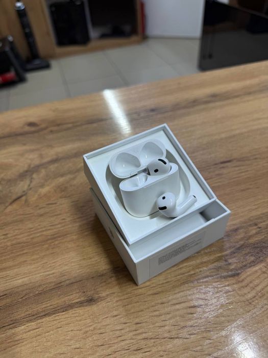 Apple AirPods 4.