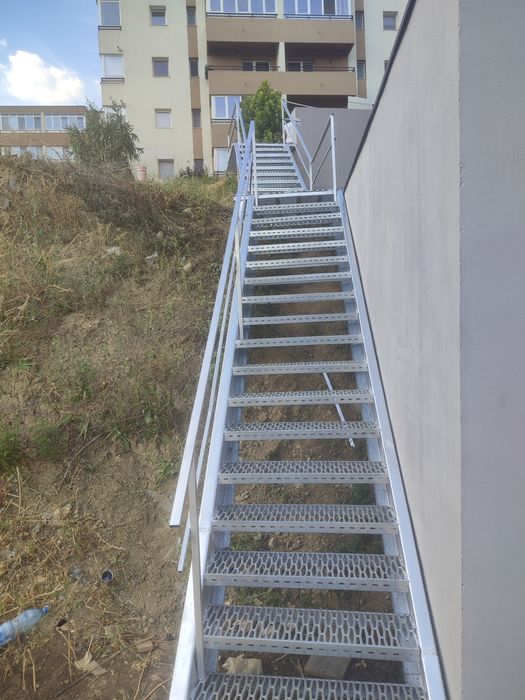 Vindem scări zincate la cerere