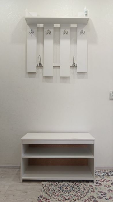 Вешалка полкасымен сатылады