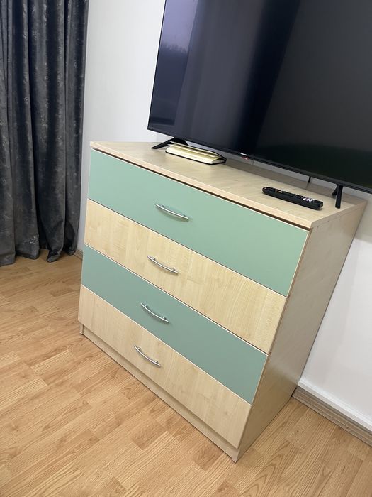 Vand set dormitor (2 noptiere, o comoda, pat si dulap)