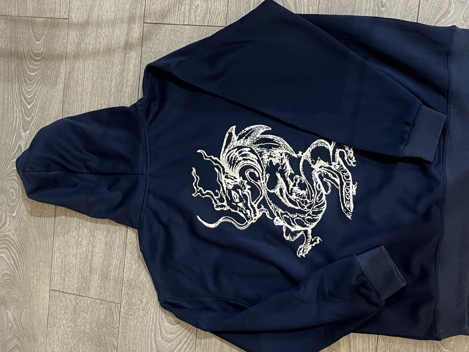 Толстовка с драконом сзади