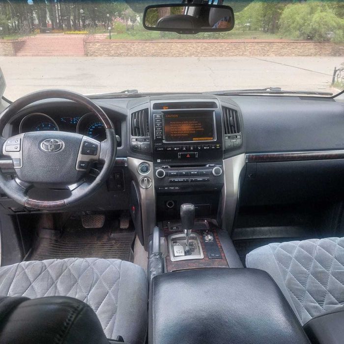 Автомобиль Toyota Land Cruiser