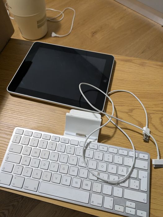 IPad 1 cu tastatură originală Apple