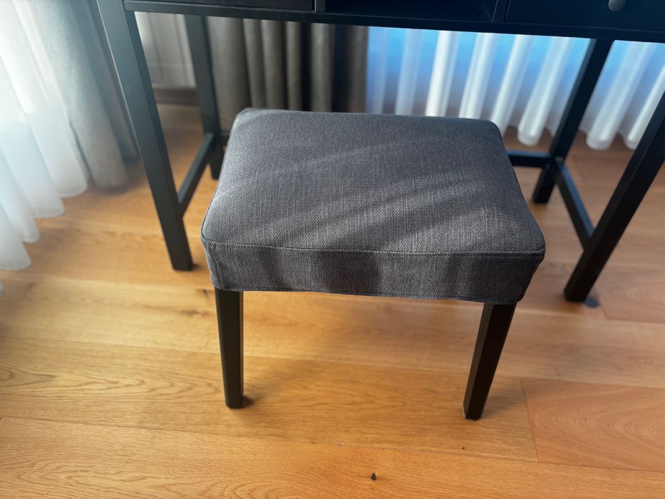 Тоалетка с огледало, стол и Холивудско осветление от ИКЕА