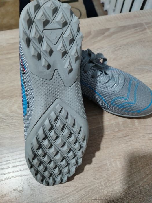 Футбольные бутсы, сороконожки