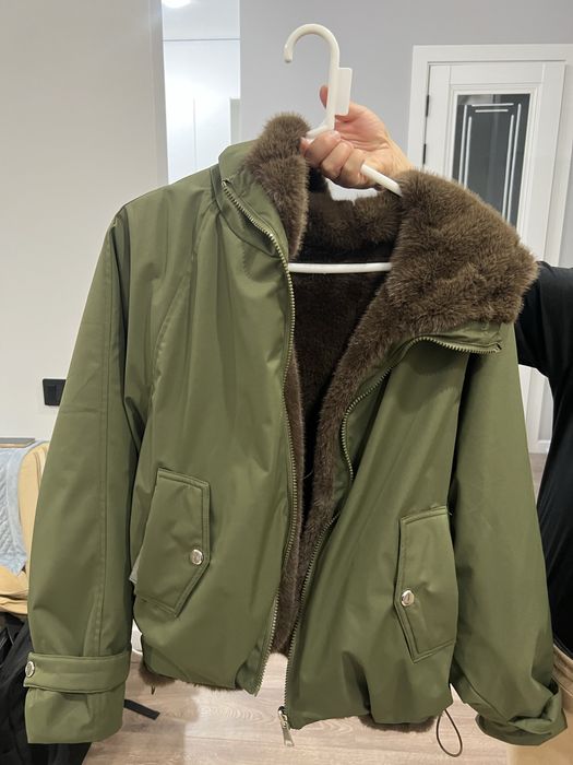 Зеленая куртка.