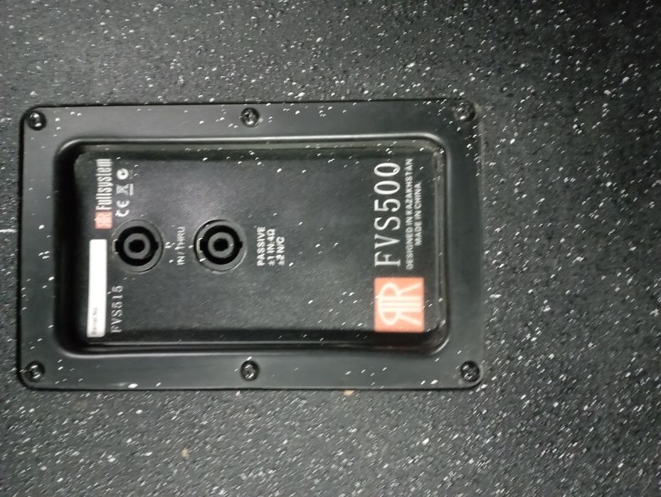 Микшерный пульт с одной колонкой.