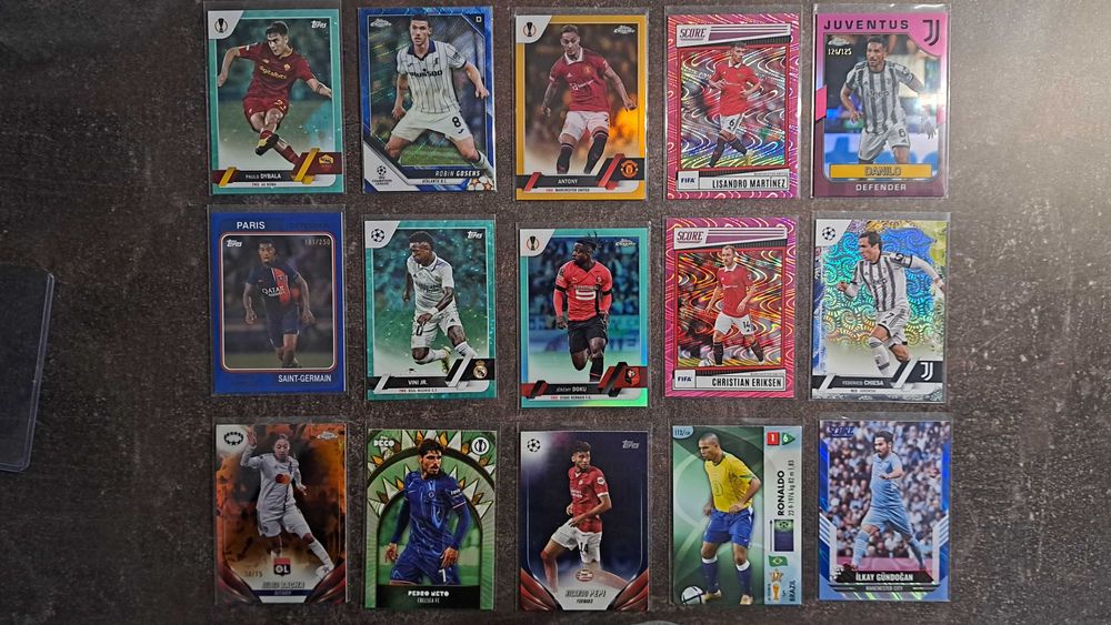 Cartonase cu fotbalisti numerotate,paralele,inserturi si rookie cards