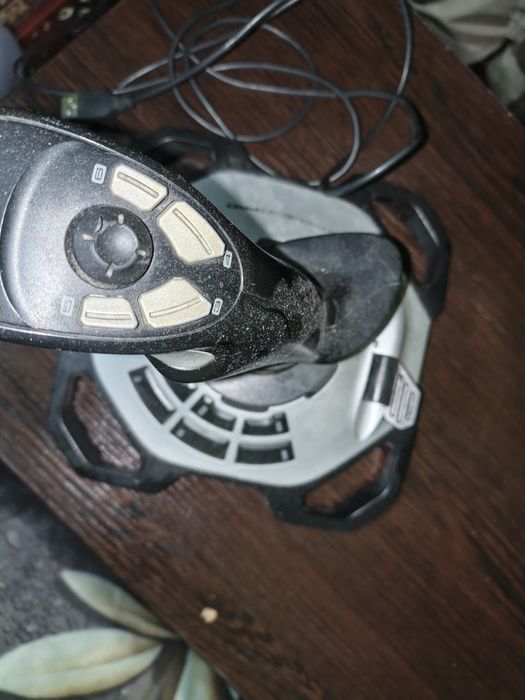 Logitech g extreme 3D pro Parvoz simulyatorlari uchun joystik.