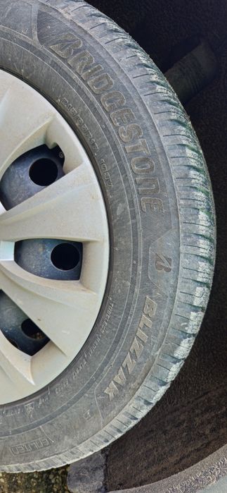 Гуми Brigestone - 215/65/17, с джанти и тазове за Шкода комлект 4 бр.