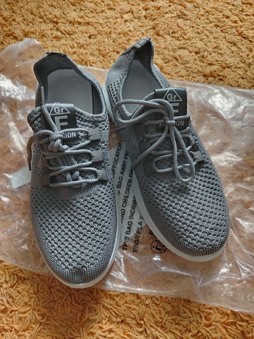 Продам лёгкие летние кроссовки