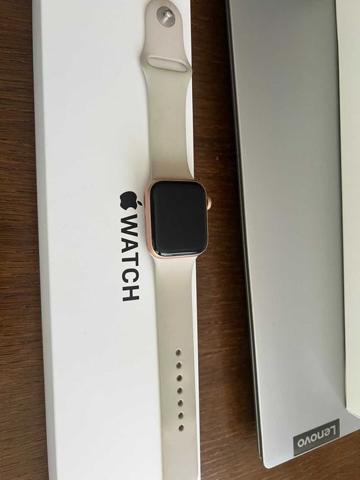 смарт часовник Apple Watch SE