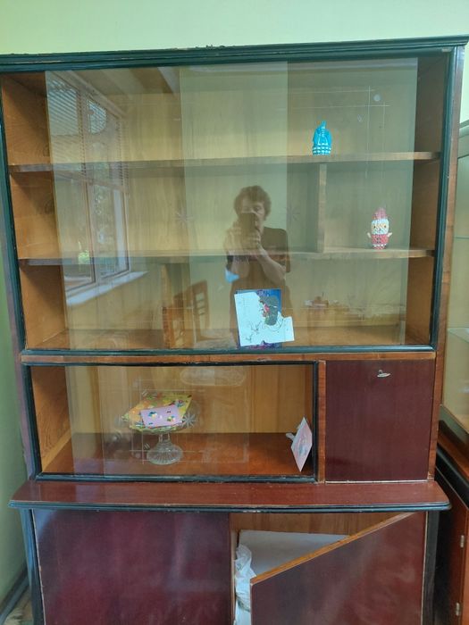 Biblioteca retro în stare bună cu dulap inferior si vitrina cu rafturi