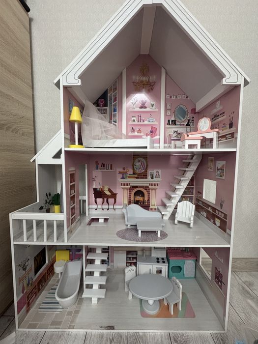 Продам кукольный домик для девочки