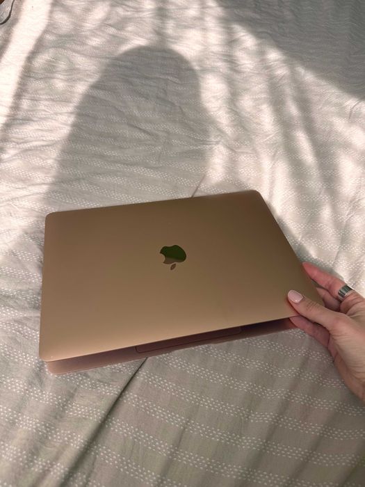 MacBook Air 2019 със зарядно, розов, почти неизползван